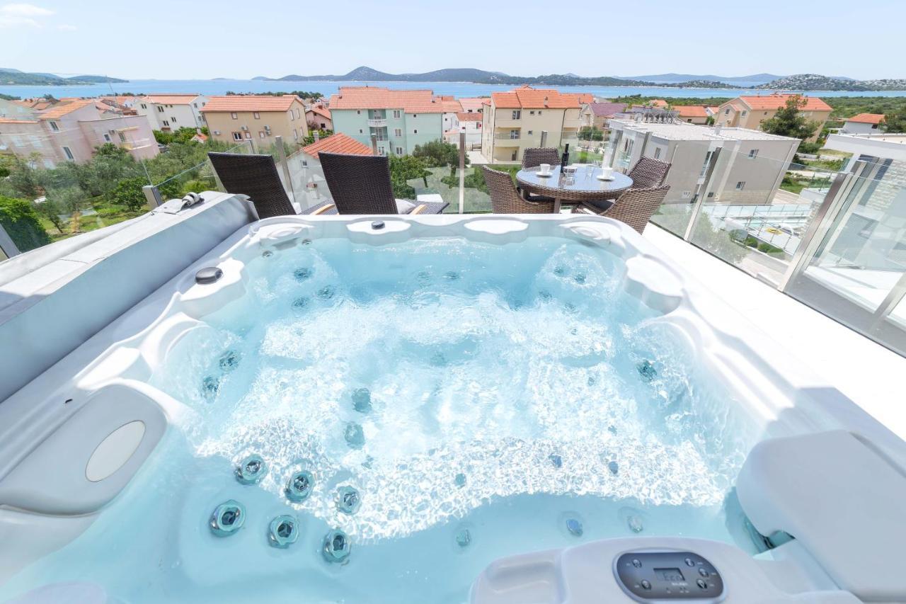 Aliara Jacuzzi Apartment